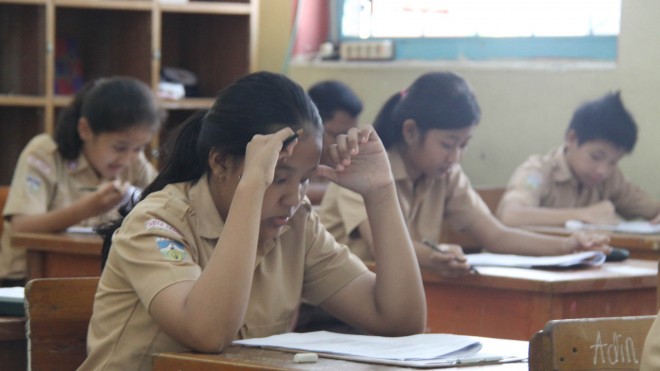 Terlihat siswa SMPN 1 Kota Jambi mengisi LJK pada UAS. 